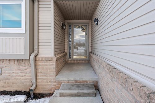 53244 Glen Oak Dr, Chesterfield, MI, 48051-2047 | Card Image