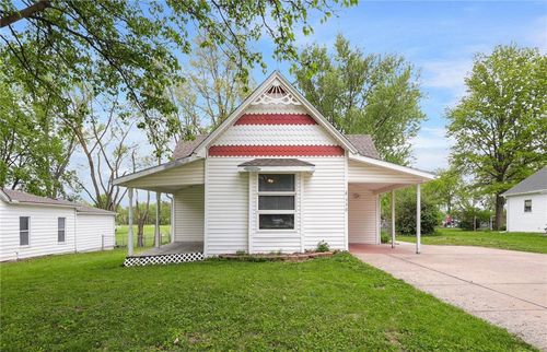 330 E Main St, Smithville, MO, 64089-8902 | Card Image