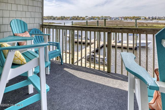Spacious deck for lots of seating | Image 14