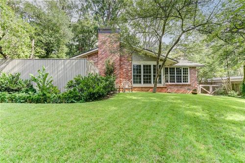 570 Valley Ln, Sandy Springs, GA, 30328-5136 | Card Image