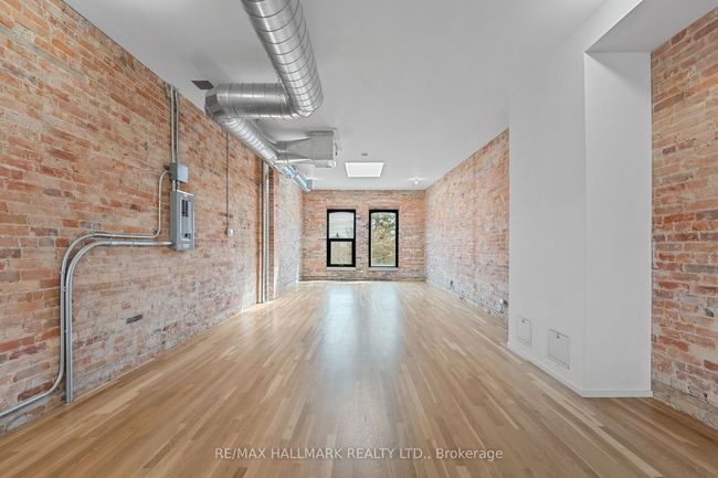 300 - 974 Queen St E, Home with 0 bedrooms, 1 bathrooms and null parking in Toronto ON | Image 4