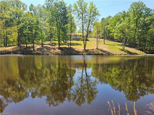 652 Country Ln, Pelham, NC, 27311-8603 | Card Image