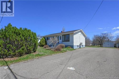 148 Rue Des Pins, Shippagan, NB, E8S1K2 | Card Image