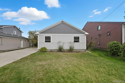 37752 Huron Pointe Dr, Harrison Twp, MI, 48045-2825 | Card Image