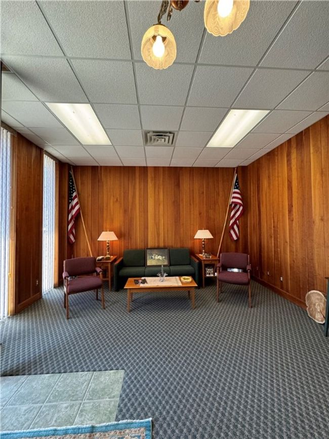 Waiting area with lighting | Image 7