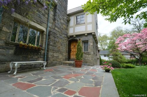 566 N Columbus Ave, Mount Vernon, NY, 10552-1324 | Card Image