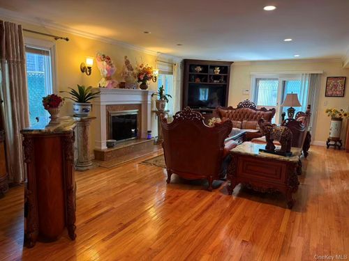 154 Riverside Dr, Whitestone, NY, 11357-1340 | Card Image