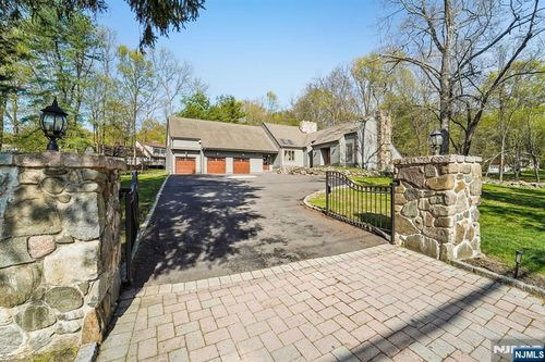 11 Carlough Rd, Upper Saddle River, NJ, 07458-1805 | Card Image