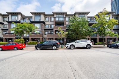 302 - 10822 City Pky, Condo with 2 bedrooms, 2 bathrooms and 1 parking in Surrey BC | Image 2