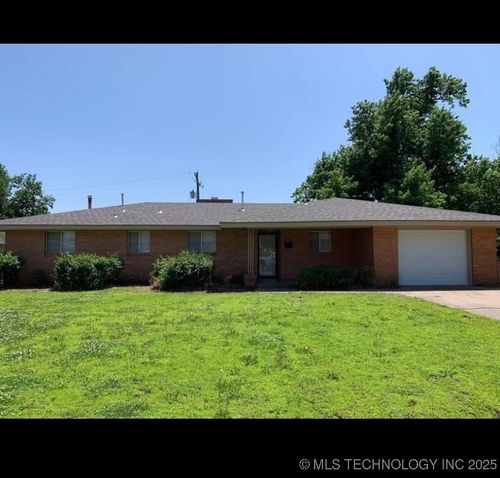 1011 E 11th St, Cushing, OK, 74023-5203 | Card Image