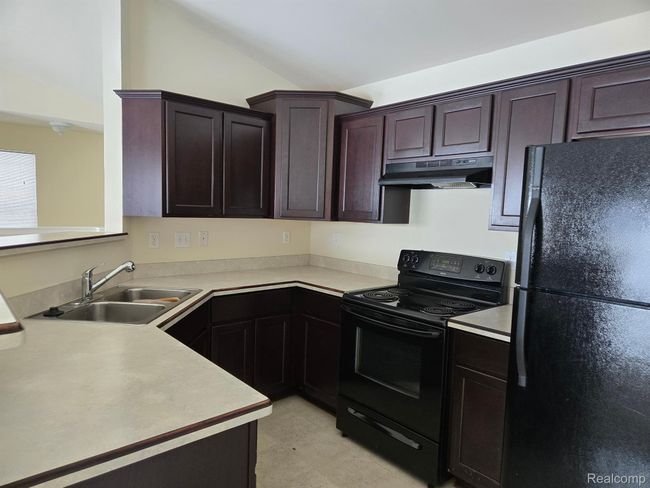 27341 Hidden Oaks Dr, Condo with 2 bedrooms, 2 bathrooms and null parking in BROWNSTOWN TWP MI | Image 6