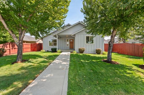 2330 Nw 10th Street, Redmond, OR, 97756 | Card Image