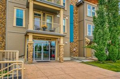 221 - 207 Sunset Dr, Condo with 2 bedrooms, 2 bathrooms and 1 parking in Cochrane AB | Image 3