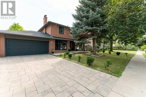 139 Redgrave Dr, Etobicoke, ON, M9R3V6 | Card Image
