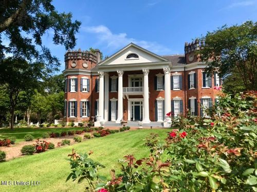 300 W Chulahoma Ave, Holly Springs, MS, 38635-2800 | Card Image