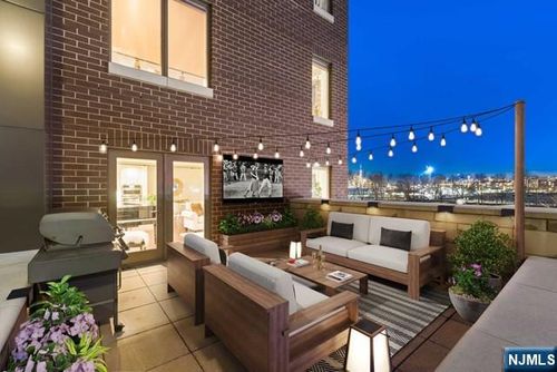150 Henley Pl, Weehawken, NJ, 07086-1303 | Card Image