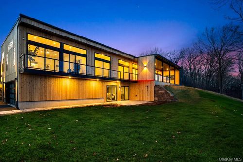 8 Riverview Dr, Marlboro, NY, 12542-5310 | Card Image