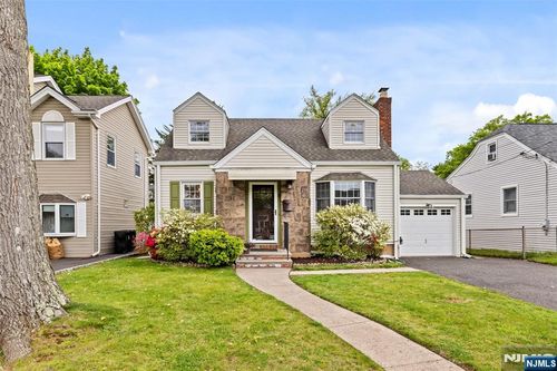 8 Huntting Dr, Dumont, NJ, 07628-1517 | Card Image