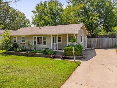 8440 Wea St, De Soto, KS, 66018-8378 | Card Image