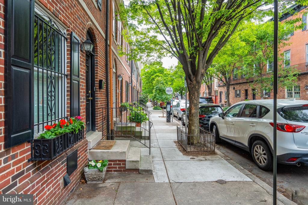 Lombard St, Philadelphia, PA 19146