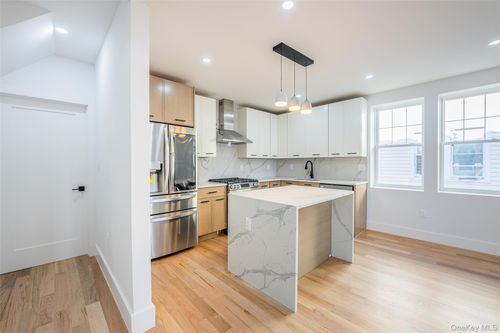 77 162nd St, Fresh Meadows, NY, 11366-1924 | Card Image