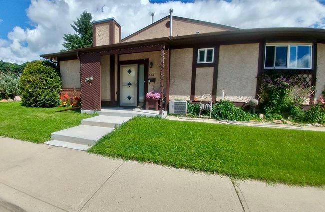 4621 44 Street, Home with 2 bedrooms, 3 bathrooms and 1 parking in Red Deer AB | Image 4