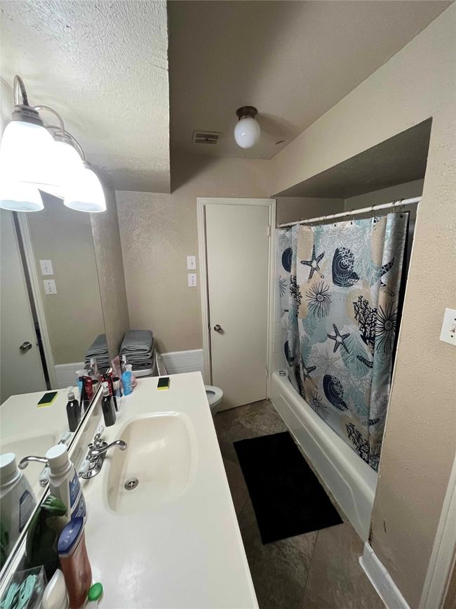 2302 Hall bathroom | Image 13