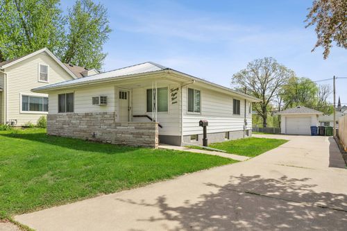 2819 N 3rd St, Clinton, IA, 52732-1717 | Card Image