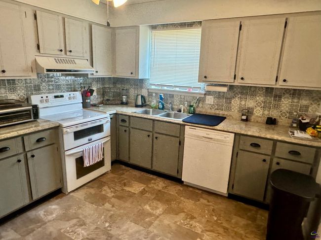 124 Stonehedge Dr, Condo with 2 bedrooms, 1 bathrooms and null parking in Warner Robins GA | Image 4