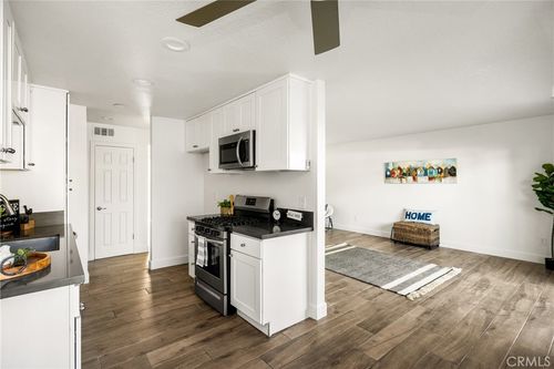 i11-700 W La Veta Ave, Orange, CA, 92868-4132 | Card Image