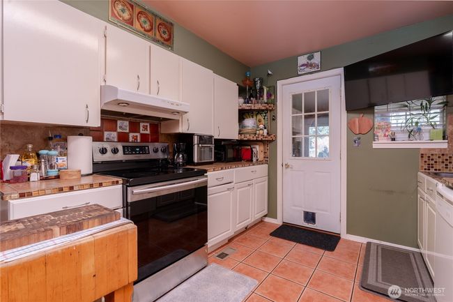 Kitchen in main living space | Image 24