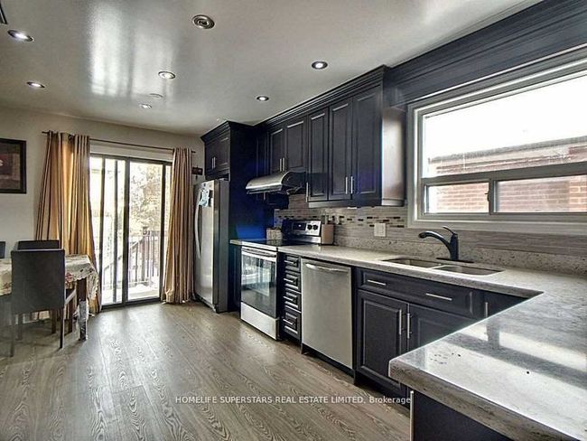 28 Bramhall Crt, House attached with 4 bedrooms, 3 bathrooms and 4 parking in Brampton ON | Image 6