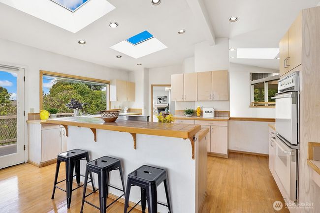8840 Ne 24 Th St, House other with 5 bedrooms, 4 bathrooms and 3 parking in Clyde Hill WA | Image 12