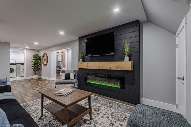 112 Wood St, House other with 5 bedrooms, 2 bathrooms and 4 parking in Brantford ON | Image 25