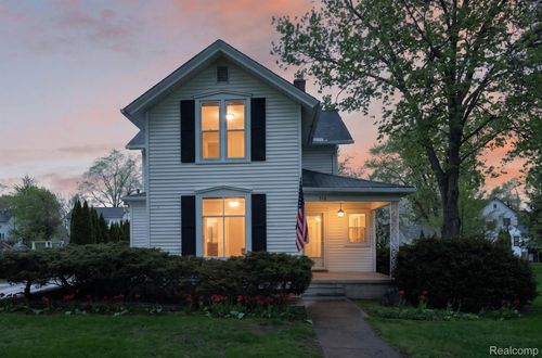 516 W Washington St, Howell, MI, 48843-2142 | Card Image