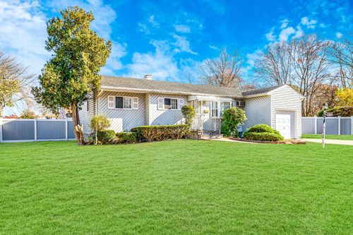 5 Gem Ct, Brentwood, NY, 11717-6525 | Card Image