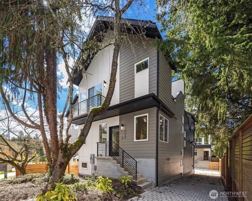 10831 11th Ave Ne, Seattle, WA, 98125-6401 | Card Image