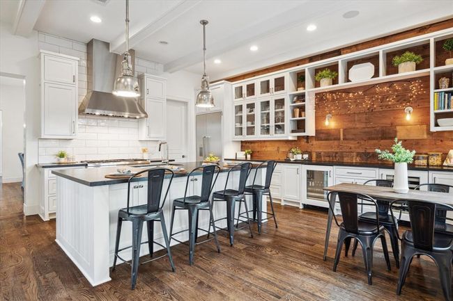 KITCHEN. Countertop seating for those quick meals on the go. | Image 10