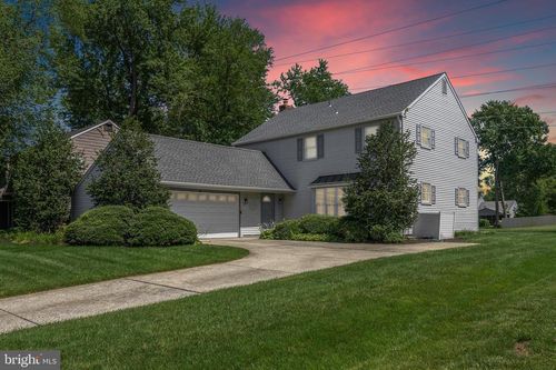 325 Tenby Chase Dr, DELRAN, NJ, 08075-2035 | Card Image