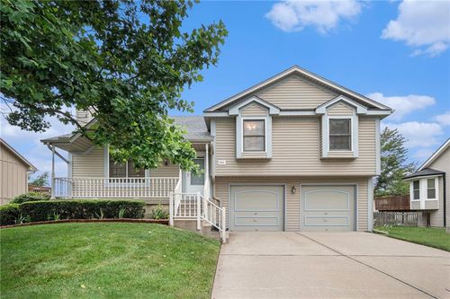 7012 Willis Dr, Pleasant Valley, MO, 64068-8652 | Card Image