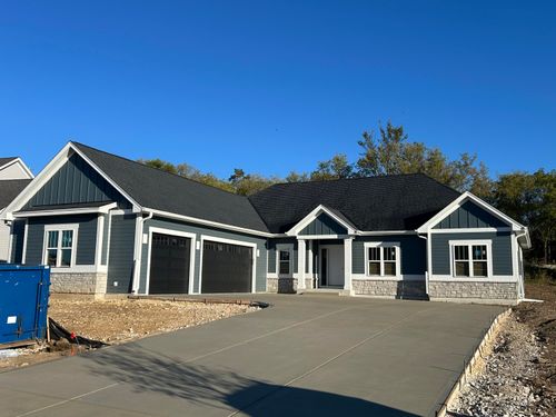 N55W25282 Crescent Hill Dr, Sussex, WI, 53089-1290 | Card Image