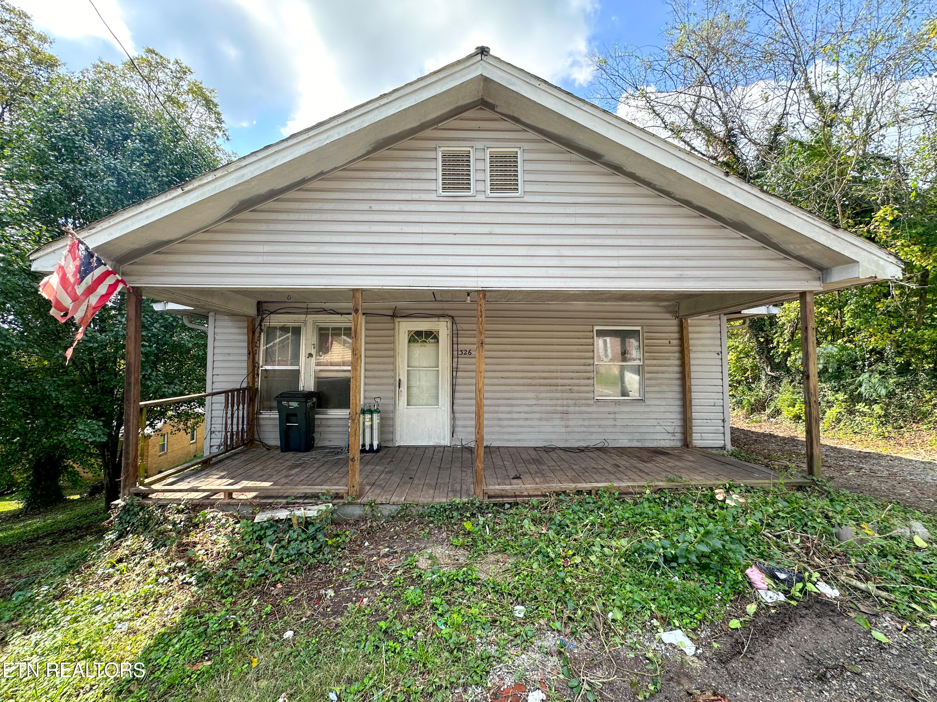 Broad St, Clinton, TN 37716