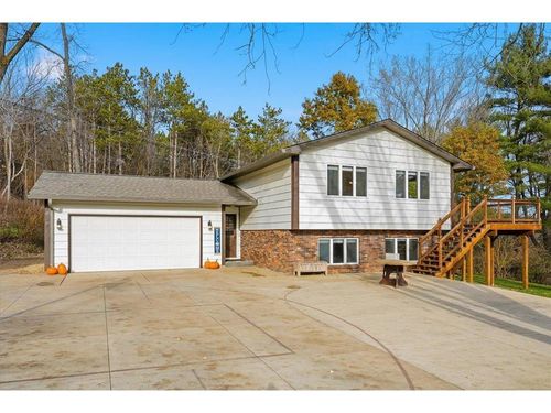 70 Oak Ridge Dr, River Falls, WI, 54022-8287 | Card Image