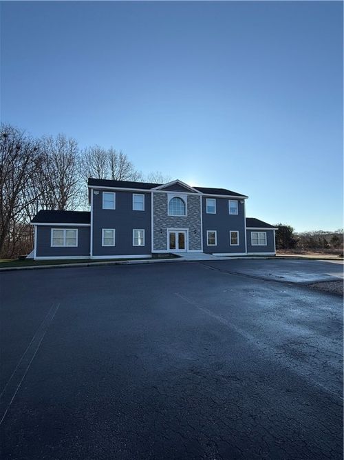 82 Airport Rd, Westerly, RI, 02891-3402 | Card Image