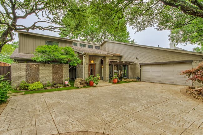Beautiful driveway towards spacious 2 car garage | Image 4