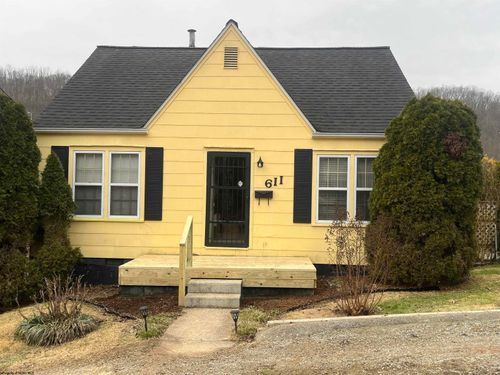 611 Broad St, Weston, WV, 26452-1717 | Card Image