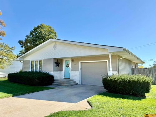 915 Circle Dr, Fairbury, NE, 68352-1225 | Card Image