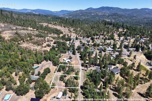 555 Hudspeth Ln, Shady Cove, OR, 97539-9814 | Card Image