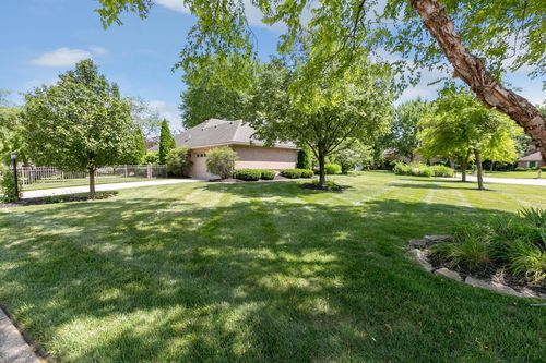 1250 Yankee Woods Dr, Washingtn Twp, OH, 45458-6011 | Card Image