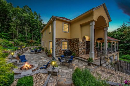 2 Barberry Ln, Farmington, CT, 06032-3011 | Card Image